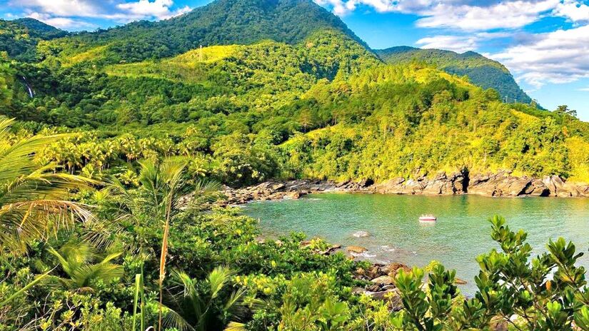 Quem a visita pode escolher a experiência que deseja vivenciar: um dia típico de praia, aproveitando águas cristalinas, areia e curtir o sol, ou subir o morro e chegar ao mirante para apreciar uma vista encantadora - (Marcos Bonello/SETUR)