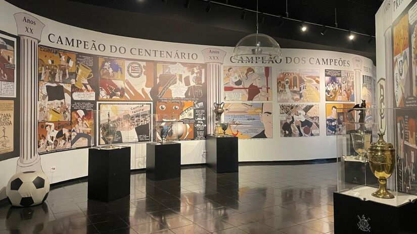 O memorial possui um grande painel que apresenta uma linha do tempo do clube. Desde a fundação do clube em 1910 até os dias atuais, o lugar une a modernidade e a tecnologia à rica história do Corinthians. Foto: Raphael Miras