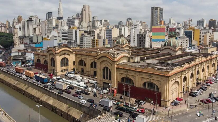 E por fim, nada melhor do que fazer aquele passeio gastronômico pelo Mercadão Municipal de São Paulo. O lugar é interessante para conhecer os sabores da cidade. Com barracas que oferecem uma infinidade de produtos, é o lugar perfeito para degustar a gastronomia de São Paulo, como os famosos sanduíches de mortadela e o Bauru. Foto: Rogério Cassimiro/MTUR