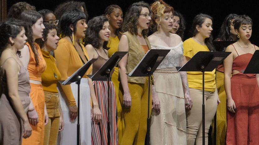 Com 45 anos de atividades, o Coral busca desenvolver as habilidades dos alunos em uma proposta artístico-pedagógica que abrange performance, interpretação vocal, expressão corporal e sensibilidade musical. Foto: Heloisa Bortz/Divulgação 