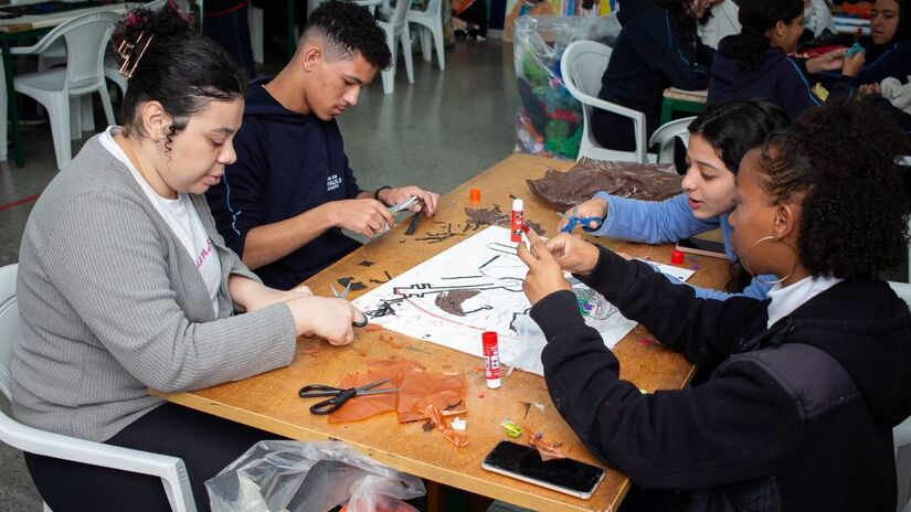 Entre os dias 19/8 e 4/9, 800 alunos da instituição participaram de oficinas criativas, estudando as obras de artistas mundialmente conhecidos e recriando seus trabalhos com resíduos de plásticos descartados. Foto: Lucas Santiago/Divulgação 