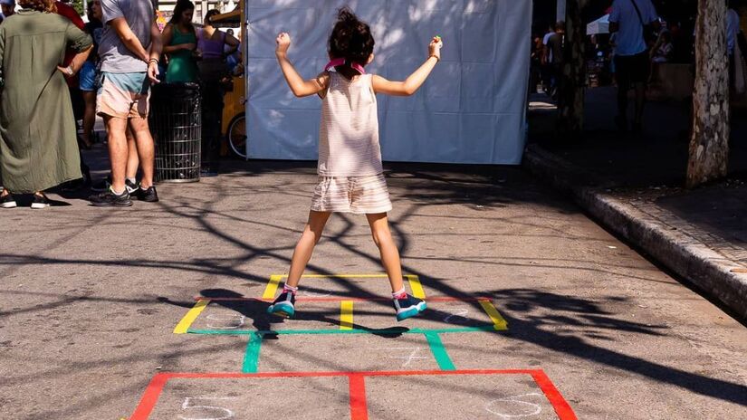 Durante todo o dia, o projeto "Na Rua Sem Wifi", que busca resgatar brincadeiras "antigas", estará na feira promovendo diversão para crianças e adultos. Foto: @julio.jotac/Divulgação Festival Pinheiros 