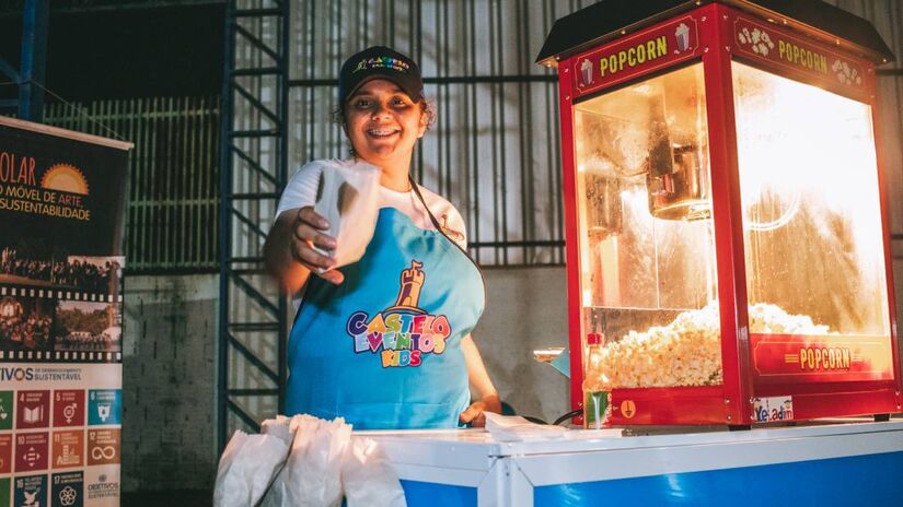 Durante as sessões, o público pode aproveitar uma pipoquinha gratuitamente. Foto: Carlos Spinello/CineSolar