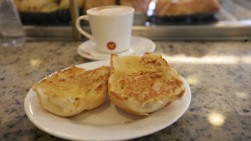 Com um ambiente acolhedor e atendimento simpático, a padaria oferece uma variedade de pães artesanais, como o clássico pão francês e opções de fermentação natural. Além disso, a padaria oferece doces e bolos caseiros que combinam perfeitamente com um cafezinho. Foto: Thiago Neme/Gazeta de SP