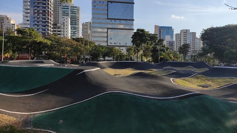 Inaugurado em 2000, o Parque das Bicicletas é um reduto verde que se localiza no cruzamento das avenidas Indianópolis e Ibirapuera, no bairro de Moema. Apesar do nome, o lugar de 20 mil m&#xB2; permite a prática de vários esportes ao ar livre. Foto: Prefeitura de São Paulo