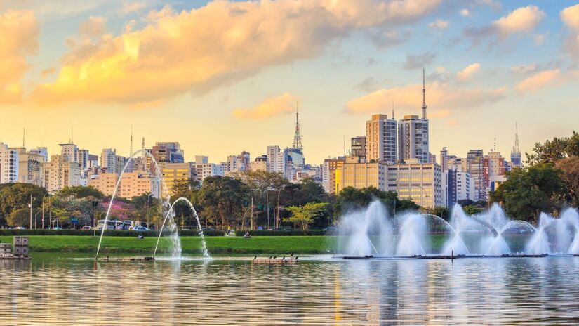 Inaugurado em 1954 com uma área de 158 hectares (390 acres), entre as avenidas Pedro Álvares Cabral, República do Líbano e IV Centenário, o Parque Ibirapuera é um parque tombado e patrimônio histórico de São Paulo. Em 2017, foi o parque mais visitado da América Latina, com aproximadamente 14 milhões de visitas, além de ser um dos locais mais fotografados do mundo. Foto: Depositphotos