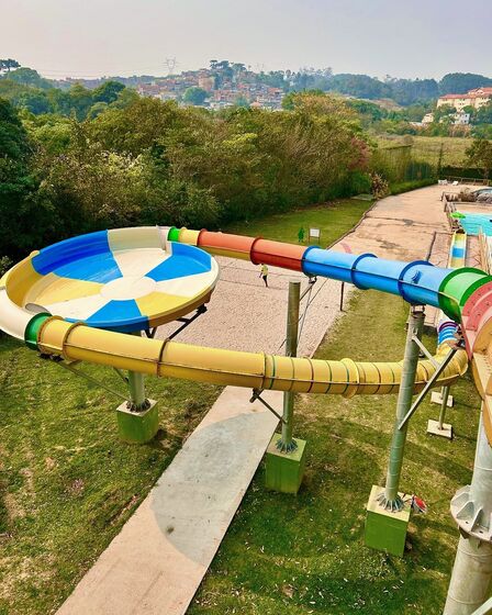 O parque aquático conta com tobogãs radicais/ Foto: Reprodução/Instagram