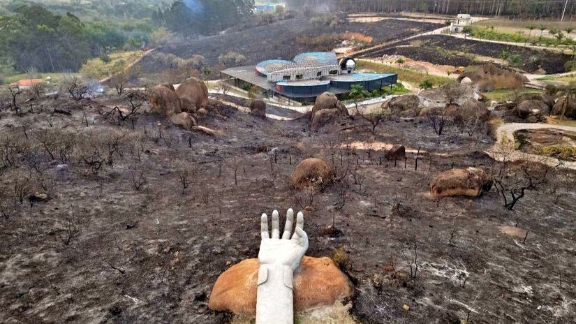 Mudança do vento fez com que o fogo atingisse o maior complexo astronômico do Brasil que fica no Pico das Cabras. Foto: Carlos Bassan