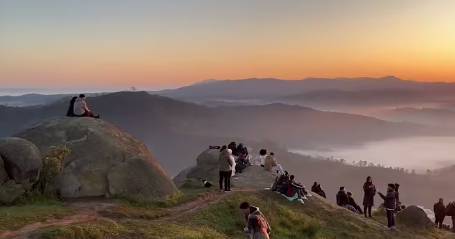 Com 1.170 metros de altitude, o Pico do Olho D'agua oferece uma vista panorâmica da natureza. Foto: Reprodução/Youtube/@Acampadrone Camping, Praia e Natureza