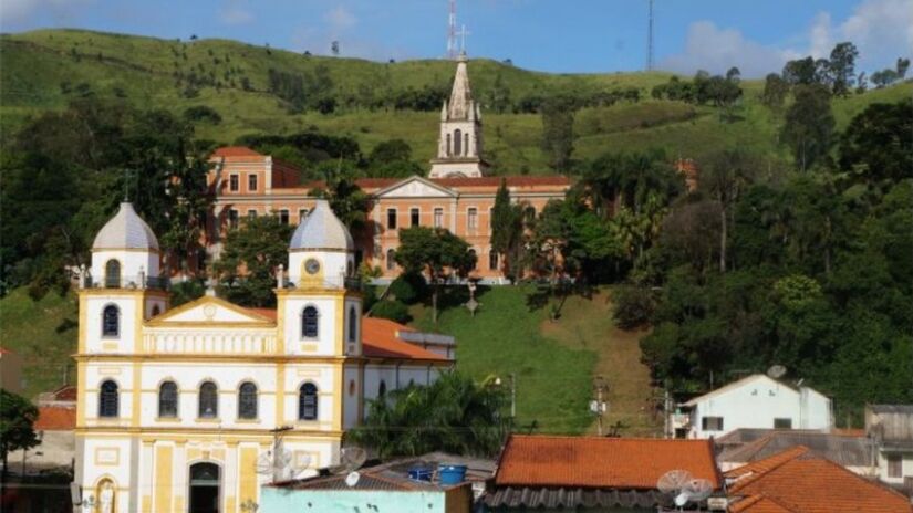 Pirapora do Bom Jesus é um destino religioso que atrai visitantes de todos os lugares. Localizada às margens do rio Tietê, a cidade teve seu início em 1725 como uma parada para os bandeirantes. A cidade também é considerada o berço do samba paulista, preservando a cultura dos sambas de roda, que se destaca especialmente durante o carnaval. A distância do município está a 58 km da capital paulista. Foto: Prefeitura de Pirapora do Bom Jesus