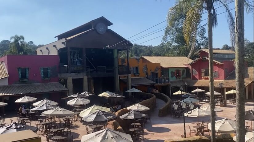 Além das atrações emocionantes, o parque oferece uma rica experiência gastronômica na Vila Animália. Com vista para a savana, os visitantes podem saborear uma variedade de opções, desde hamburguerias até cafeterias e sorveterias, em um espaço que acomoda até 700 pessoas. Foto: Reprodução/Youtube/Melhores Destinos