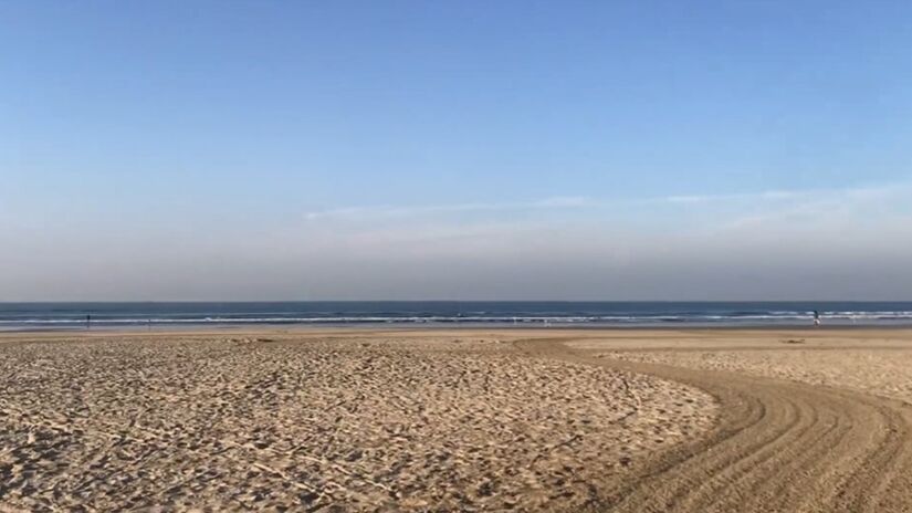 A Praia da Aviação possui cerca de 2 km de extensão e fica entre as praias da Guilhermina e da Tupi. Ela é conhecida por seu mar tranquilo, ideal para esportes, além de contar com diversos quiosques. Foto: Reprodução/Youtube