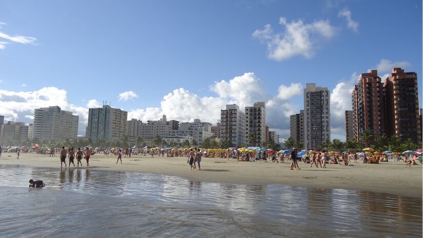 A Praia Guilhermina tem 1,5 km de extensão e faz divisa com as praias da Aviação e do Boqueirão. Foto: Wikimedia Commons