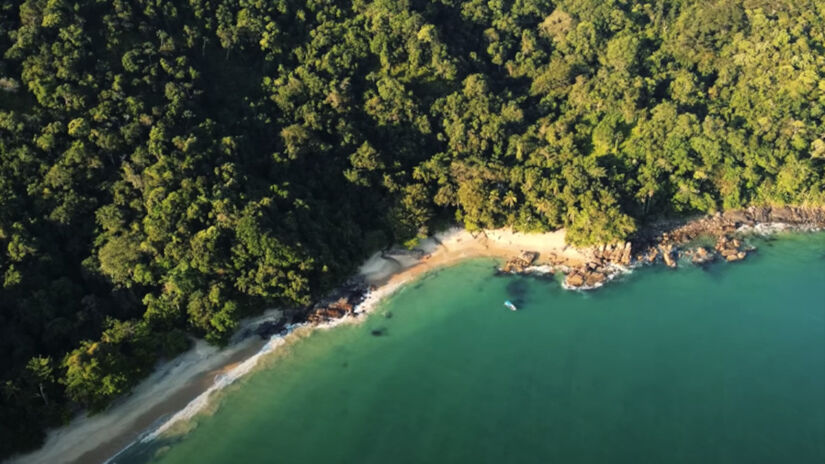 As praias do Cedro do Sul e Deserto, em Ubatuba, são duas pequenas faixas de areia que formam um verdadeiro paraíso escondido em Ubatuba. O local é ideal para mergulho, com água super transparente. Foto: Reprodução/Youtube/@o mundo de cima