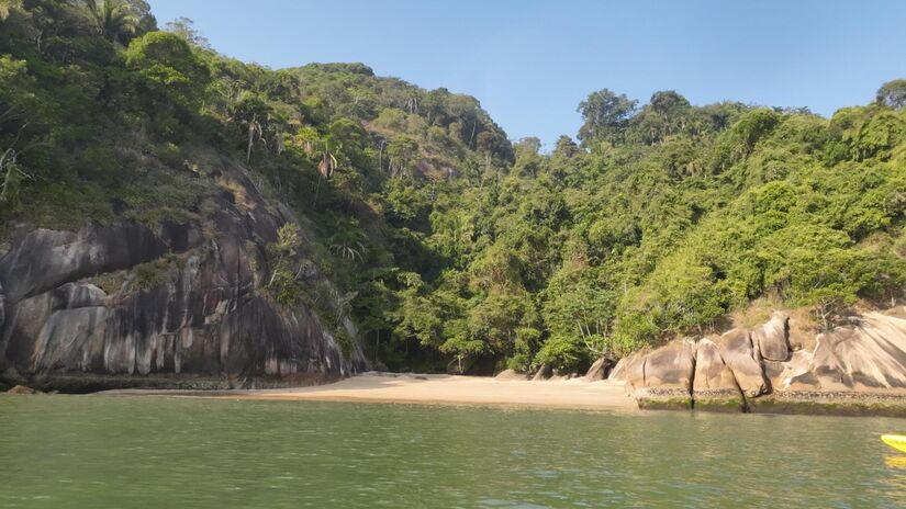 O cenário da Praia do Cheira Limão encanta os visitantes. Foto: Daniel Villaça/Gazeta de S. Paulo