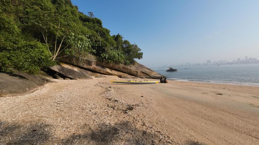 Os visitantes podem chegar ao local por uma trilha ou travessia no mar. Foto: Daniel Villaça/Gazeta de S. Paulo