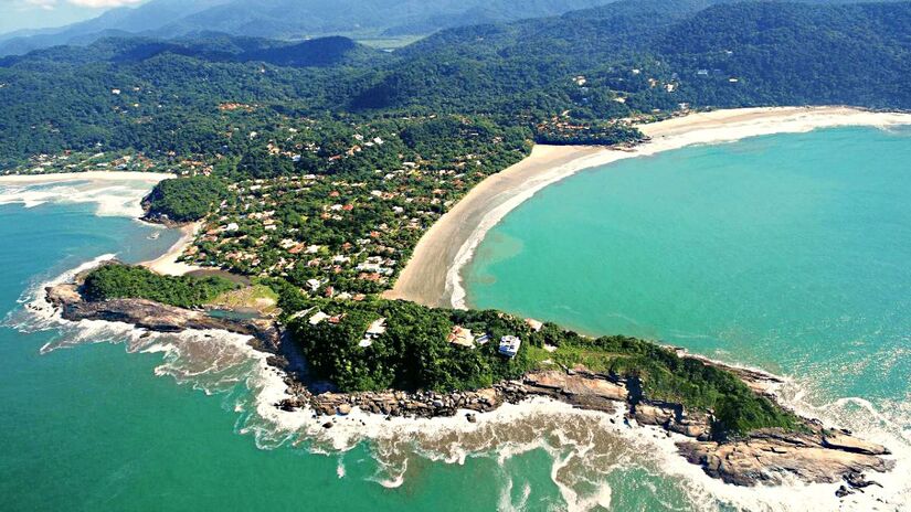 O local possui com areia fina e mar tranquilo, de poucas ondas. Toda a área é cercada por vegetação típica da Mata Atlântica - (Pedro Rezende/Portal Guarujá de Turismo)