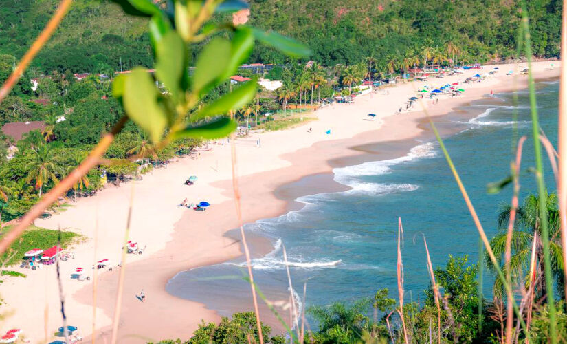 Uma alternativa para as famílias, é um mergulho no rio Paúba, que deságua na praia. Foto: Divulgação/Turismo São Sebastião