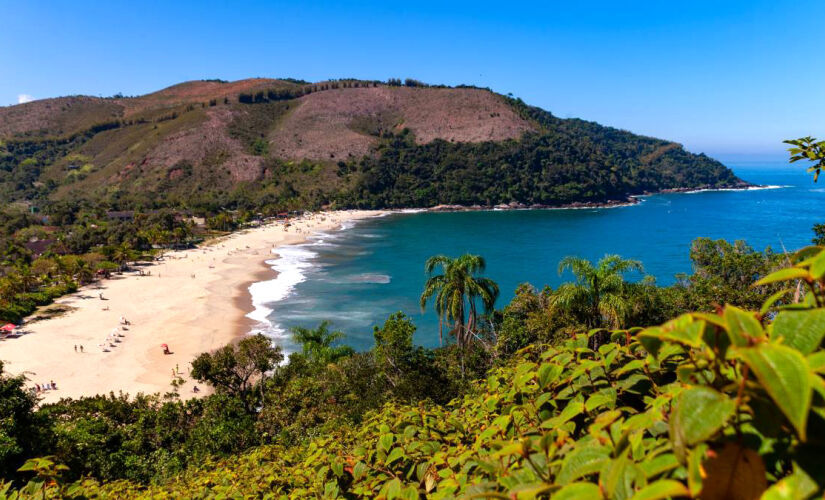 Em Paúba é possível praticar mergulho, visto que as águas são claras e com grutas submersas, canoagem, surf e bodyboard. Foto: Divulgação/Turismo São Sebastião