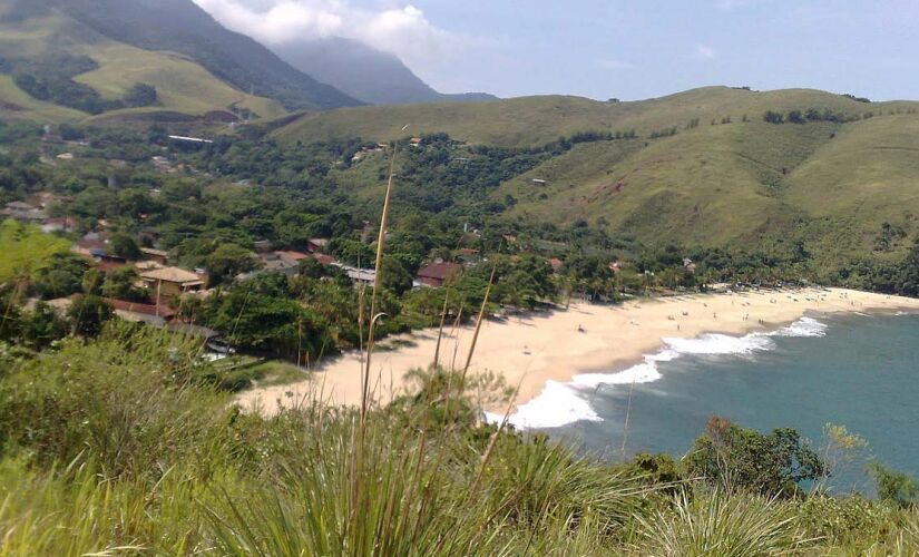 Apesar de pequena, a praia de Paúba tem infraestrutura com restaurantes e quiosques espalhados pela orla. Foto: Alex Alberto / Wikimedia Commons