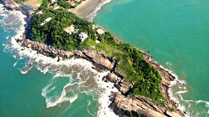 O Condomínio Praia do Iporanga Guarujá está localizado na estrada de Pernambuco, sentido balsa Guarujá/Bertioga, em meio à Serra do Guararu. É possível acessar o local pelo km 17,5 da estrada - (Pedro Rezende/Portal Guarujá de Turismo)