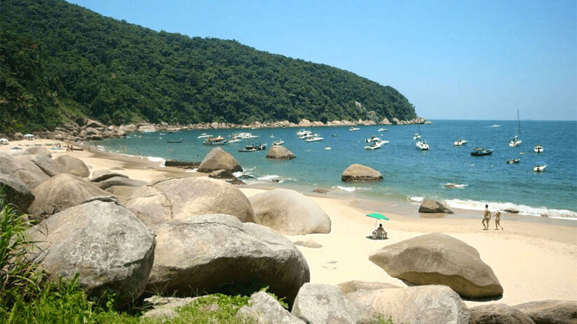 Praia só pode ser acessada por trilhas ou por barco e trilha - Foto: Secretaria de Turismo do Guarujá / Divulgação