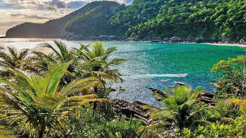 A Praia de Calhetas é considerada uma das mais bonitas do litoral e possui duas praias dentro de uma. Local conta com mirante, piscinas naturais e trilhas pelo caminho, mas, é de difícil acesso - (Marcos Bonello/SETUR)