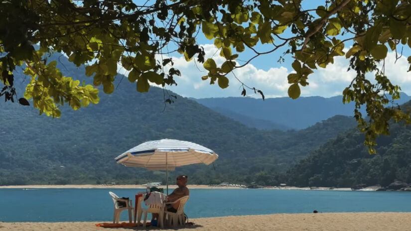 Praia da Ilha do Prumirim, em Ubatuba, tem água transparente e rasa, com peixes e tartarugas à vista. Foto: Reprodução/Youtube/@vamos fugir blog