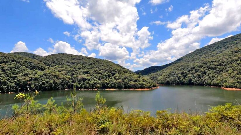 A área está sendo preservada há mais de 50 anos, conservando as nascentes da Bacia do Rio Juquiá. Em 2012, todo o território, protegido e em estágio avançado de conservação, foi institucionalizado como 'Legado das Águas' - (Reprodução/Youtube)