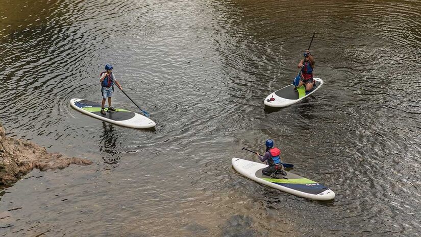 No rio, é possível praticar várias atividades como o stand up paddle - foto: Alécio Cezar / Divulgação SelvaSP