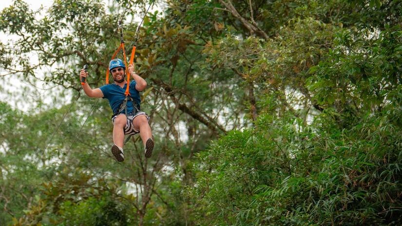 A tirolesa do parque tem 120 m de extensão e 12 m de altura - Divulgação / SPTuris