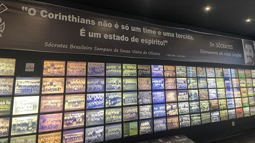 Essa parte da sala, mostra todas as fotos dos jogadores que jogaram desde 1910 até os dias atuais. Logo acima, a frase histórica do ex-jogador Sócrates, que jogou no Corinthians de 1979 até 1984. Foto: Raphael Miras