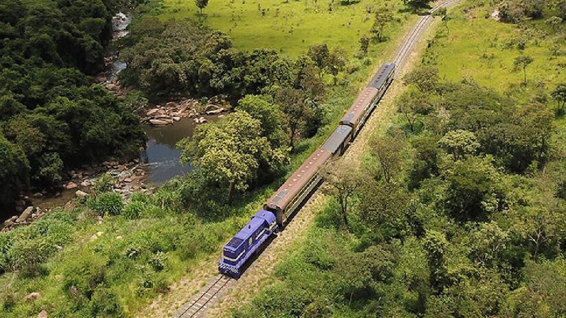 Durante o percurso, os passageiros passam por uma espécie de viagem no tempo, ouvem histórias e curiosidades dos locais, além de apreciarem a paisagem enquanto aproveitam o conforto do trem - (Divulgação/Trem Republicano)