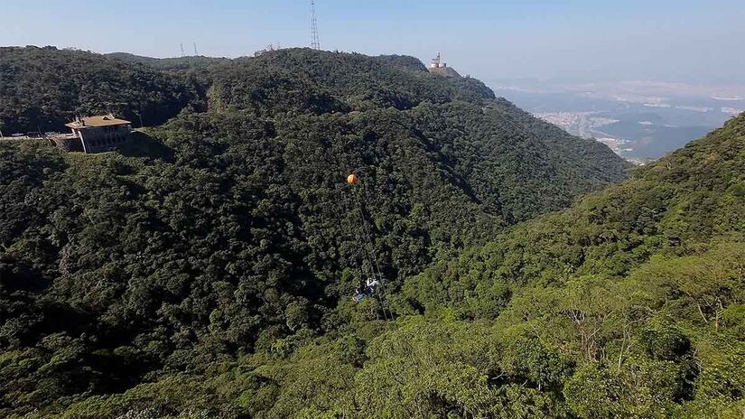 Voo na tirolesa é feito em meio à Mata Atlântica - Foto: Divulgação / Parque Caminhos do Mar