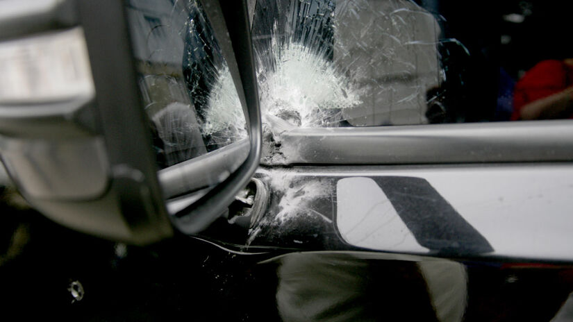 Devido às marcas dos tiros No carro, polícia suspeita que sejam de fuzil. Foto: Thiago Neme