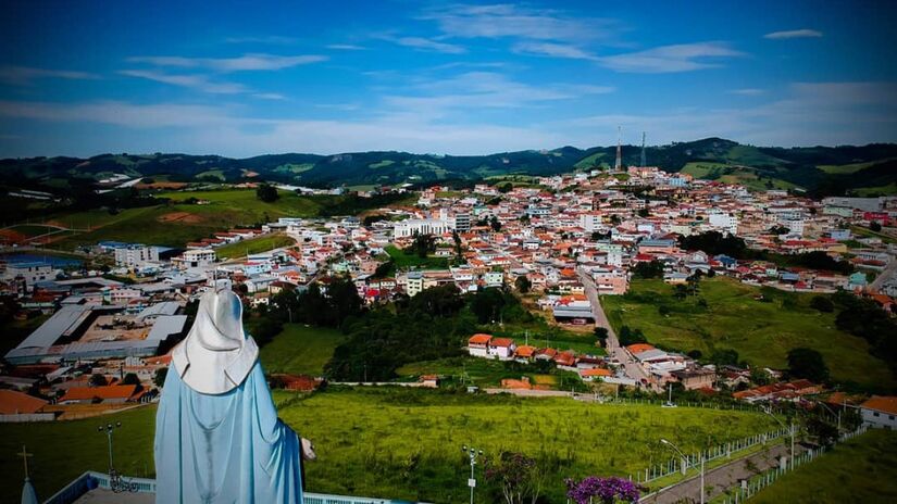 Bom Repouso, situada a 1.371 metros de altitude na Serra da Mantiqueira, é conhecida por sua produção de morangos e hortaliças, além de ser um destino religioso. Foto: Divulgação/Prefeitura