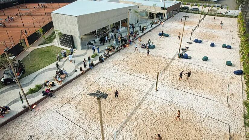 4. Botanikafé: O Botanikafé oferece quadras de areia para esportes e um cardápio leve e ideal para os dias quentes. E possui um ambiente refrescante e bem-avaliado. Foto: Divulgação/site oficial