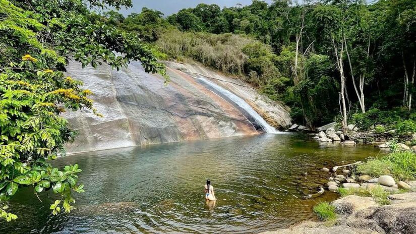 O Ribeirão do Bexiga, onde é situada, é repleto de poços naturais gigantes onde é possível se banhar. Foto: Divulgação/Instagram/@_nanaysouza_