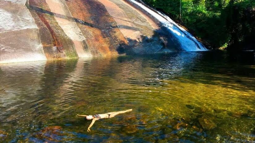 O lugar viralizou nas redes sociais após os moradores da cidade começarem a postar fotos com a hashtag #secretpoint. A partir daí, a maioria dos turistas queria conhecer e tirar suas fotos na incrível cachoeira com borda infinita e vista para o mar. Foto: Divulgação/Prefeitura de Ilhabela