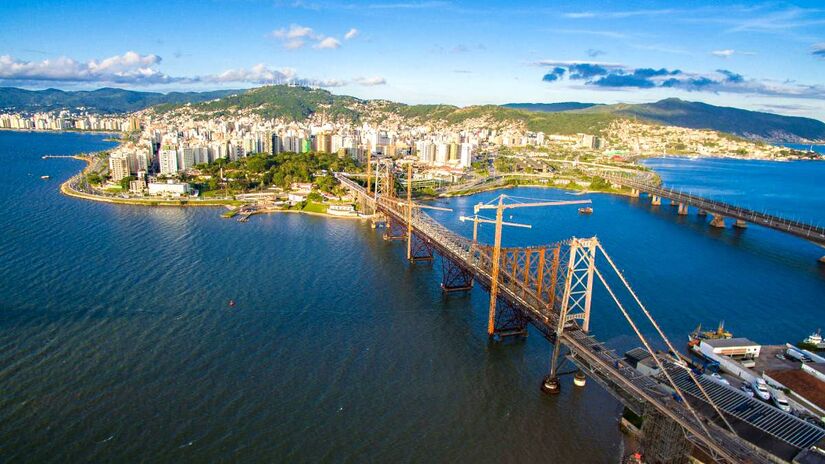 4. Florianópolis - SC: Fechando o top-4, a cidade de Florianópolis é mais uma a frequentar a lista das cinco melhores desde 2017. O destaque fica para a área da saúde, com o 3&ordm; maior número de profissionais de nível superior e 18&ordm; menor número de óbitos de idosos por doenças do aparelho circulatório - (Divulgação/PMF)