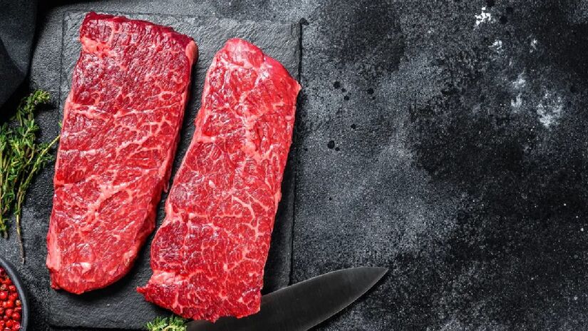 Denver Steak: Presente na parte dianteira do boi, na região do acém, o Denver Steak é outro corte vindo dos EUA que está começando a ser conhecido e elogiado no Brasil. Dono de um sabor rico e com alto grau de marmoreio, é preferível que seu preparo seja na churrasqueira. Os cozinheiros recomendam que o consumo da carne seja no estágio mal passado, ou no máximo ao ponto, para que a peça não fique dura - (Canva/ Creative Commoms)