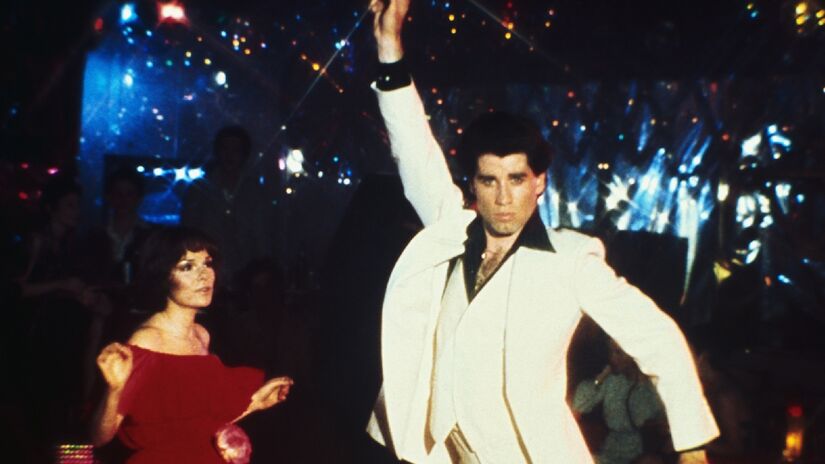 1. Os Embalos de Sábado à Noite (Saturday Night Fever) - Lançado em 1978 no Brasil, o filme ajudou a popularizar a carreira de um dos atores mais emblemáticos da história do gênero musical nos cinemas: John Travolta. O longa leva o protagonista, que dá vida a Tony Manero, a vestir roupas chiques e participar de concursos de dança aos fins de semana - (Reprodução)