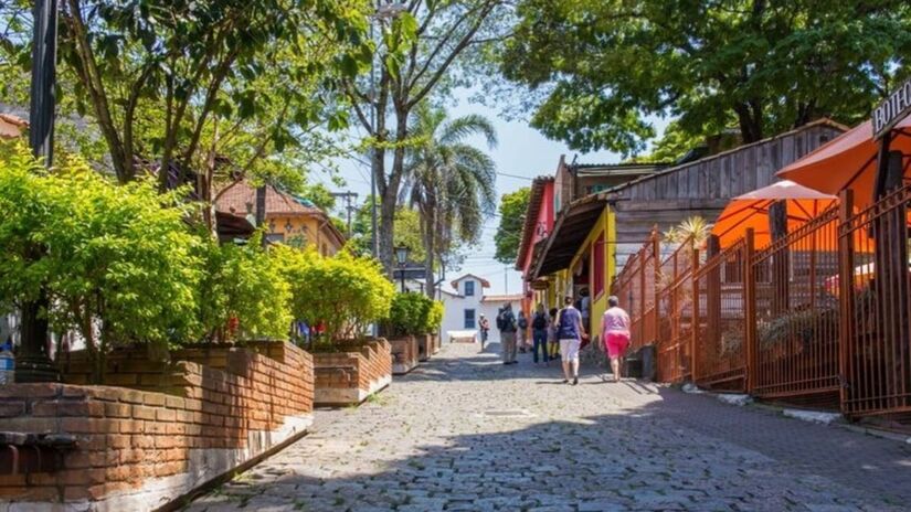 Embu das Artes, a cerca de 30 km de São Paulo, é conhecida por sua rica cena artística e suas feiras de artesanato. Aos fins de semana, a Feira de Arte e Artesanato reúne diversas barracas que vendem desde móveis até bijuterias e pinturas. Foto: EtalBr / Freepik