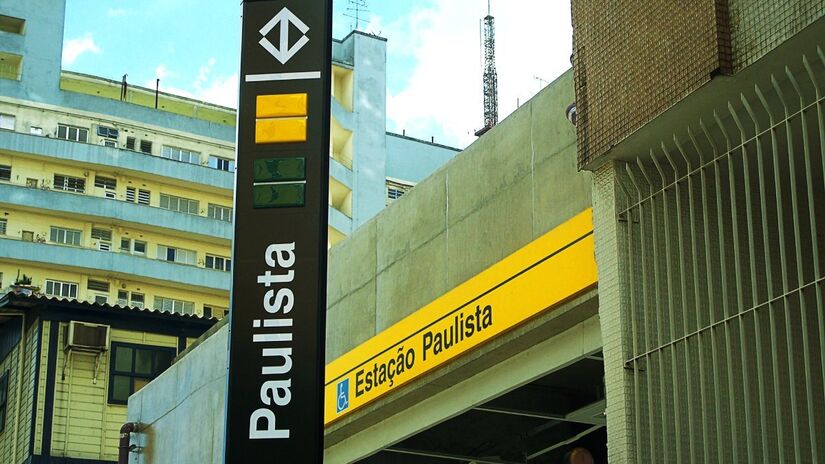 A estação Paulista, que opera exclusivamente na Linha 4-Amarela, registra uma média de 105 mil embarques diários. Sua localização próxima à Avenida Paulista, um dos principais centros comerciais e financeiros de São Paulo, a coloca entre as mais movimentadas. Foto: Wikimedia Commons