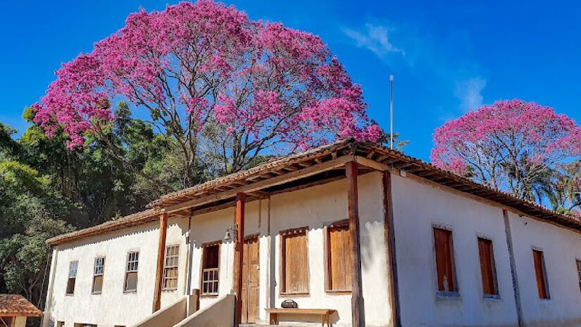 Fazenda Atalaia: Com a propriedade datada de 1870, a Fazenda Atalaia é um dos pontos turísticos mais tradicionais de Amparo. Entre as atrações, o local oferece visitas guiadas que contam um pouco da história do lugar, e também uma loja de produtos artesanais, em que os visitantes podem comprar queijos, pães, bolos caseiros e outros produtos típicos - (Daniel Baptista/Google Reviews)