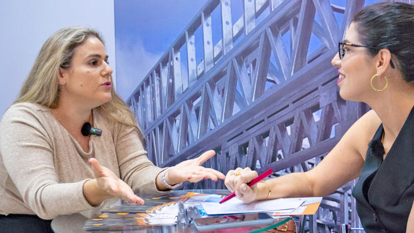 Em entrevista à engenheira civil Mariana Caldas, fundadora da Caldas Construtora, Helena contou sobre desafios na carreira. Foto: Pedro Magalhães/Divulgação