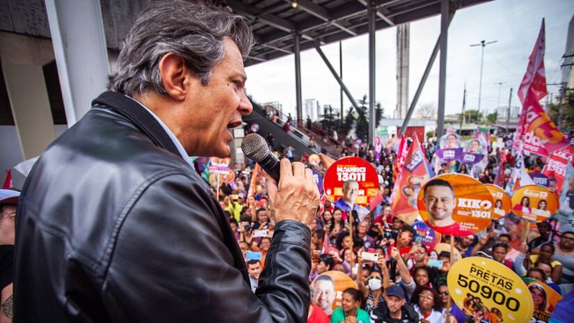 Depois da novela, houve-se uma polêmica entre o ex-prefeito Fernando Haddad (PT) com os moradores de Paraisópolis, cujo objetivo era ter uma melhor qualidade de vida. Fernando defendeu que não houve interrupção dos investimentos na região, mas a União dos Moradores denunciou um "abandono" e falta de diálogo com a prefeitura. Foto: Divulgação/X