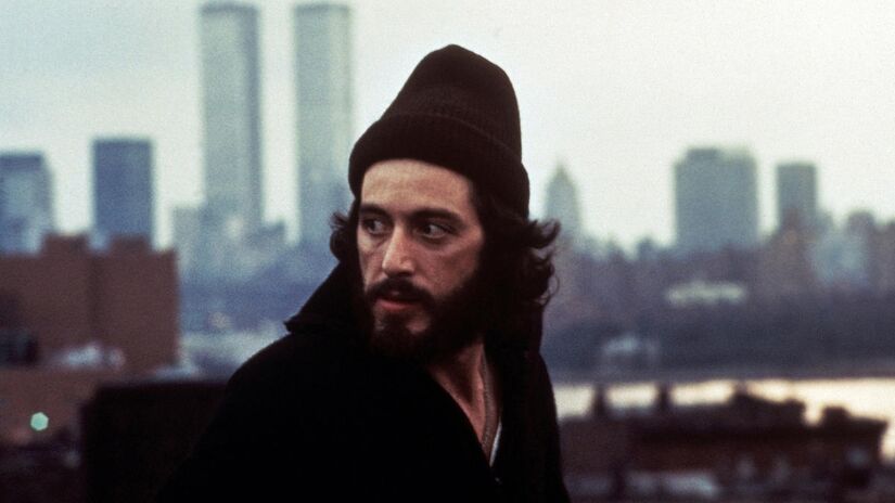 5. Serpico - Lançado no começo de 1974, o filme rendeu o prêmio Globo de Ouro de melhor ator para Al Pacino. O suspense policial trata de uma história que realmente aconteceu na vida real. Frank Serpico, um policial idealista da cidade de Nova Iorque, diferentemente de seus companheiros de corporação, se recusa a receber subornos. Colocado em risco pelos companheiros e sendo ignorado pelos superiores, Frank decide  fazer suas acusações publicamente, o que torna um alvo ainda maior - (Reprodução)