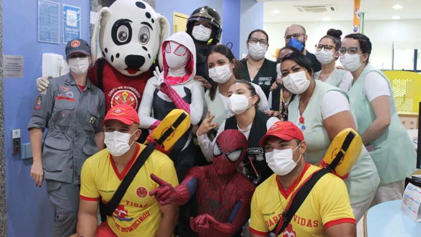 Foto dos heróis com os funcionários do hospital do Graacc. Foto: Divulgação/Governo do Estado