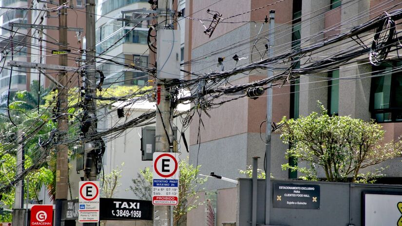 Prefeitura prometeu enterramento de mais de 65 km de fios. No entanto, não há informação atualizada sobre o andamento das obras. Foto: Thiago Neme/Gazeta de S. Paulo.